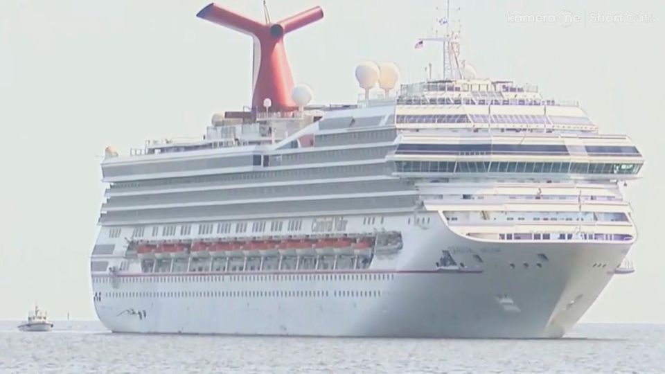 In the water for 15 hours: Man falls off cruise ship and is rescued