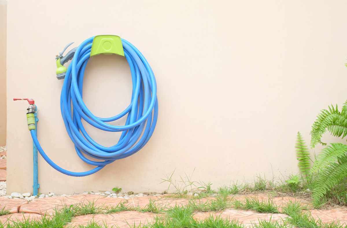 Wall-mounted garden hose reel