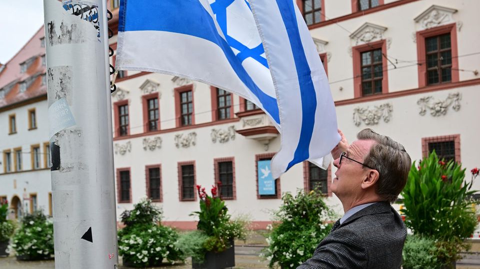 Bodo Ramelow (Die Linke) hoisted an Israeli flag in front of the Thuringian State Chancellery two days after the Hamas attack