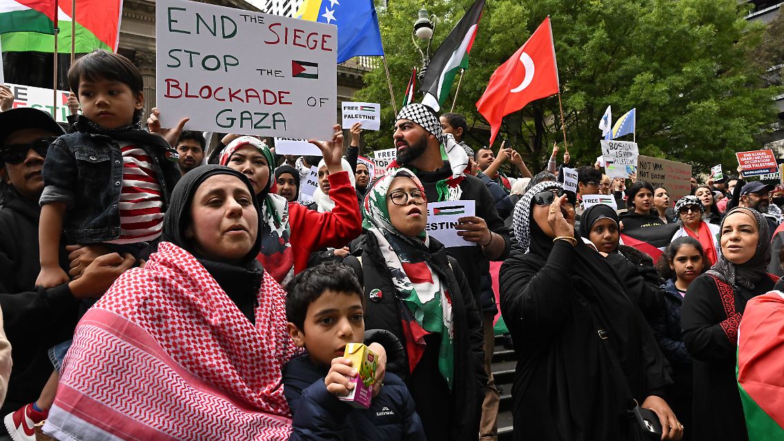 Teilnehmerinnen und Teilnehmer einer pro-palästinensischen Demonstration in Melbourne