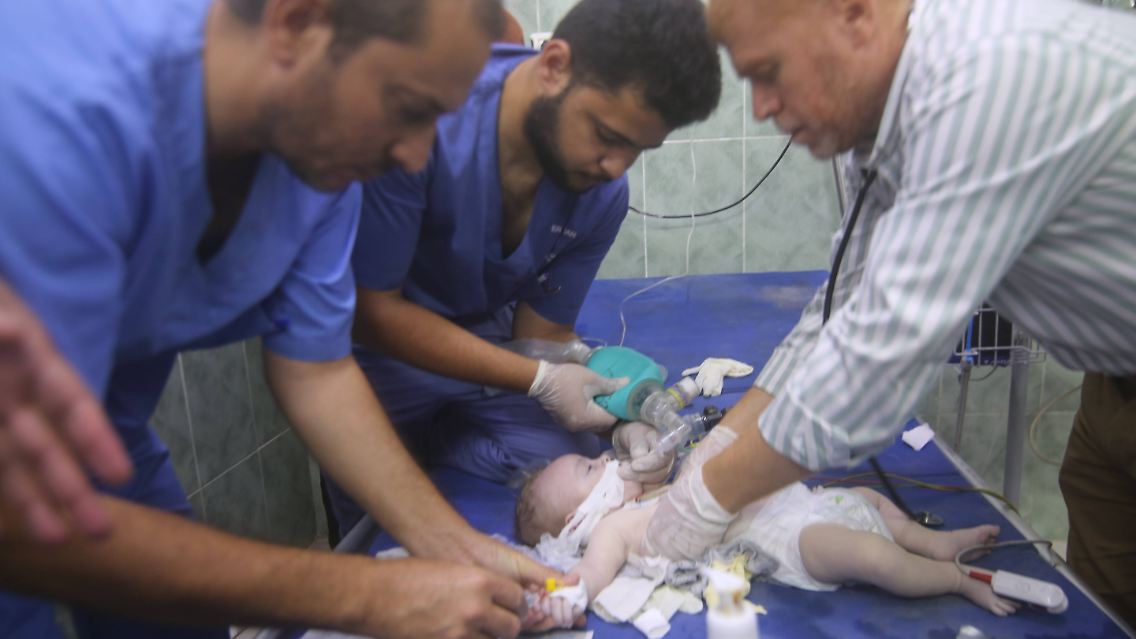 Ein Ärzteteam eines Krankenhauses in Rafah, im Süden Gazas, kümmert sich um einen verletzten Säugling.
