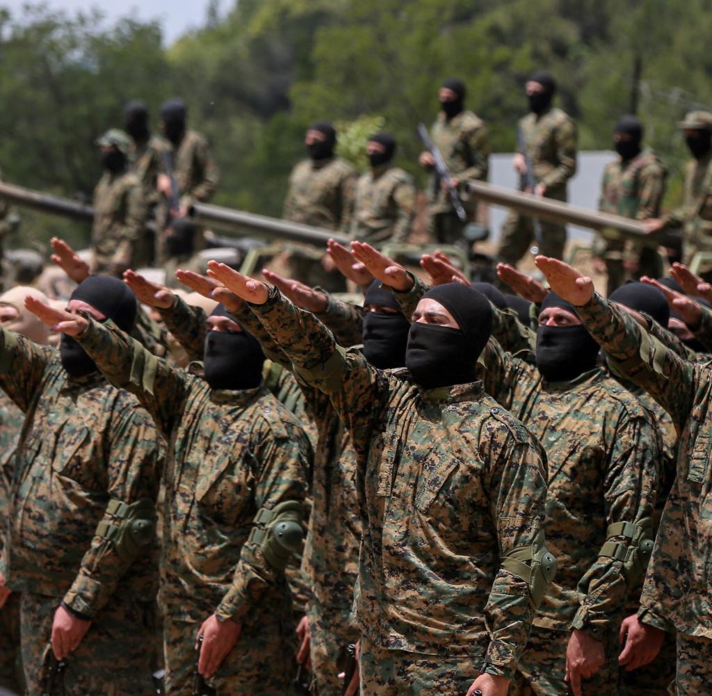 Pro-iranische Hisbollah-Kämpfer während einer inszenierten Militärübung