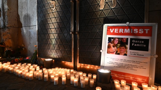 Attack on Israel: A poster was also put up at the commemoration of the victims of Hamas on Munich's Sankt-Jakobs-Platz last Thursday - which was meant for all the missing people.