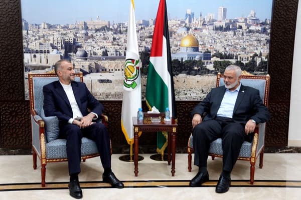 Cette photo fournie par le ministère iranien des affaires étrangères le 15 octobre 2023 montre le ministre des affaires étrangères Hossein Amir Abdollahian (à gauche) rencontrant le chef du bureau politique du Hamas, Ismail Haniyeh, en exil à Doha, le 14 octobre.