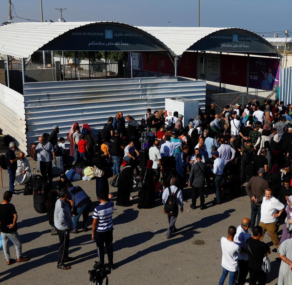 Palästinenser hoffen am Grenzübergang Rafah auf eine Ausreise nach Ägypten