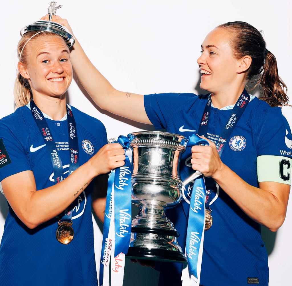 Pernille Harder (l.) and Magdalena Eriksson during the photo shoot after winning the FA Cup with Chelsea FC in May 2023. They then moved to FC Bayern