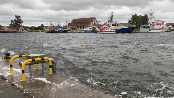 Storm surge warning: The Freest fishing port is full.  © NDR Photo: Tilo Wallrodt