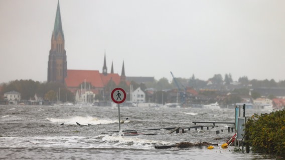 Schleswig: Das Wasser aus der Schlei überschwemmt einen Bootshafen, wegen eines Sturmtiefs. © dpa Foto: Frank Molter