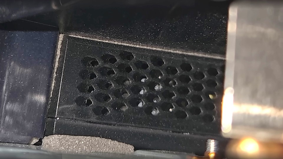 If you lift the fan out of the PS5, you can look into the device and clean the radiator grille of the power supply with a long brush.
