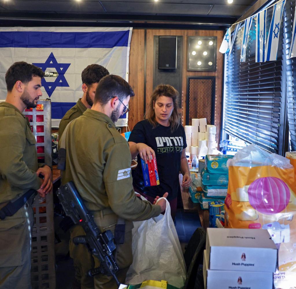 Freiwillige Helfer und Soldaten im Süden Israels in der Nähe der Stadt Ashkelon