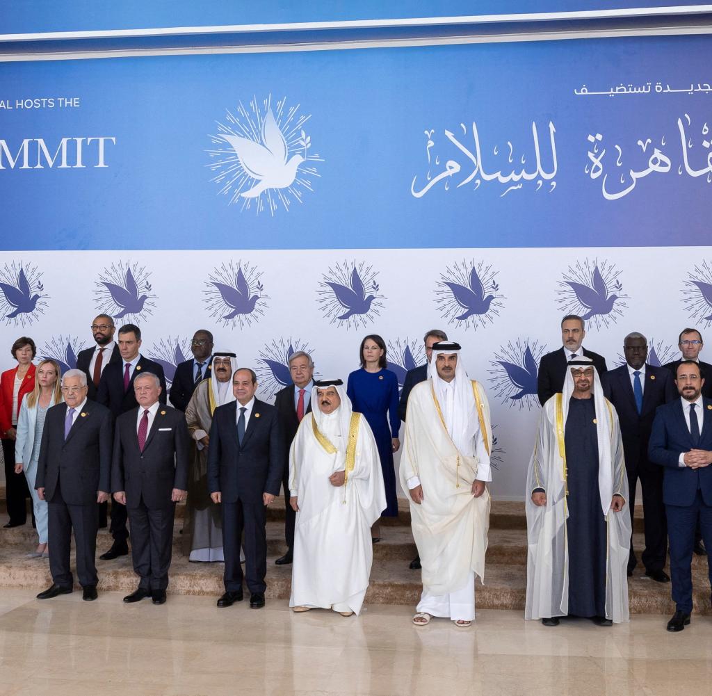 Die Teilnehmer der Nahost-Konferenz in Kairo. In der Bildmitte hinten Bundesaußenministerin Annalena Baerbock (Grüne)