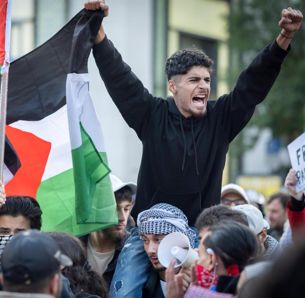 Solidarität mit den Hamas-Mördern: Demonstranten mit Palästinenser-Flaggen in Frankfurt am Main