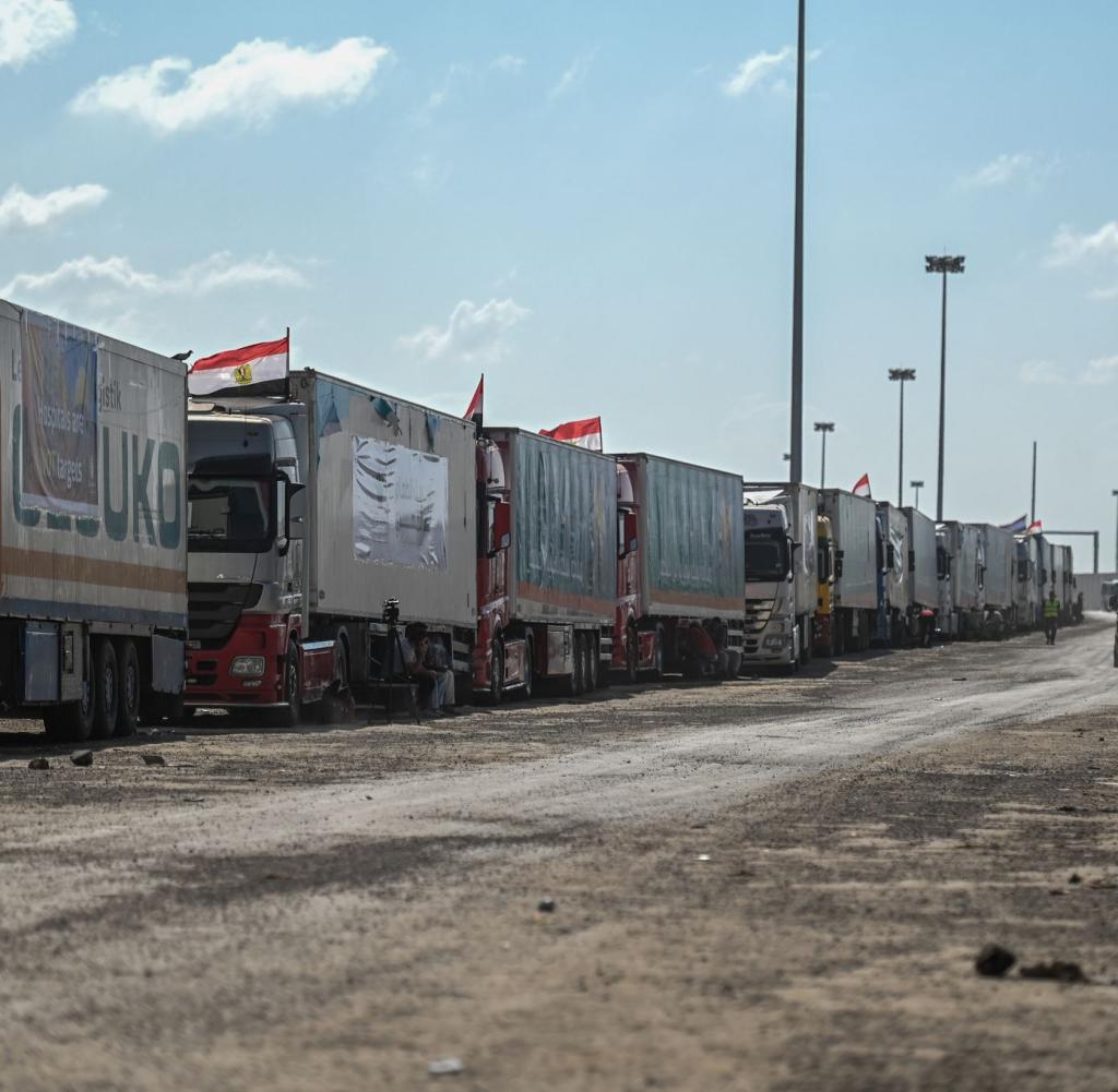 Ein mit Hilfsgütern beladener LKW-Konvoi am Grenzübergang Rafah zwischen Ägypten und dem Gazastreifen