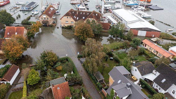 Nach einer Sturmflut stehen mehrere Häuser in der Nähe einer Marina bei Arnis unter Wasser. © dpa-bildfunk Foto: Benjamin Nolte