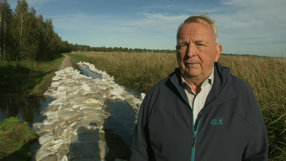 Agriculture Minister Till Backhaus on October 22nd, 2023 at the broken dike in Wieck am Darß during an interview with NDR.  © NDR Photo: Screenshot