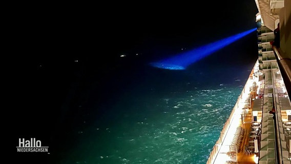 A searchlight shines on the dark North Sea.  © Screenshot/twitter.com/ianhardy61 