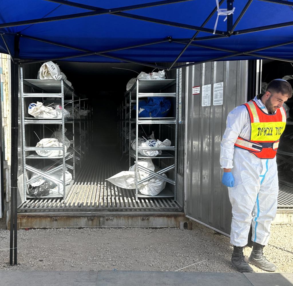 Bis zur Identifizierung werden die sterblichen Überreste der Opfer in gekühlten Container verwahrt