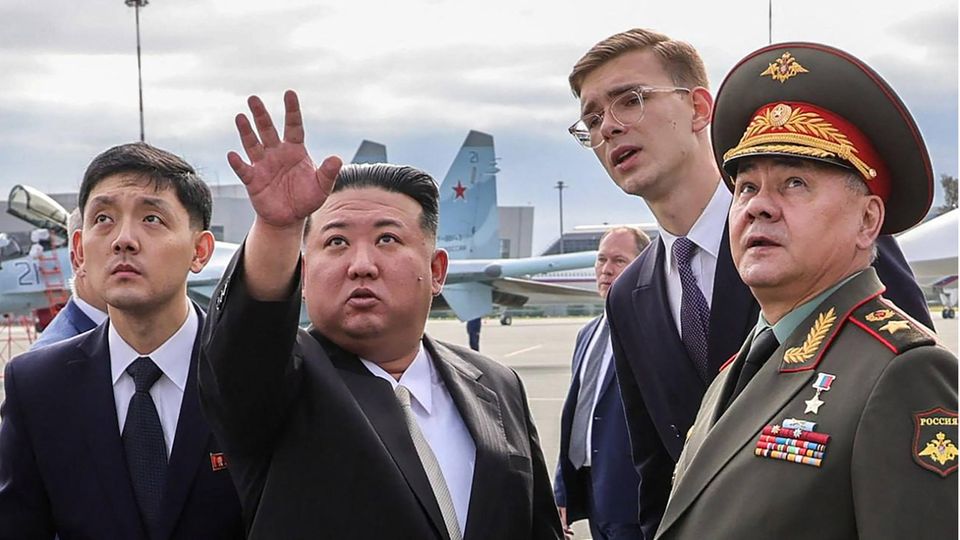 Kim Jong Un with Russian Defense Minister Sergei Shoigu (r.)