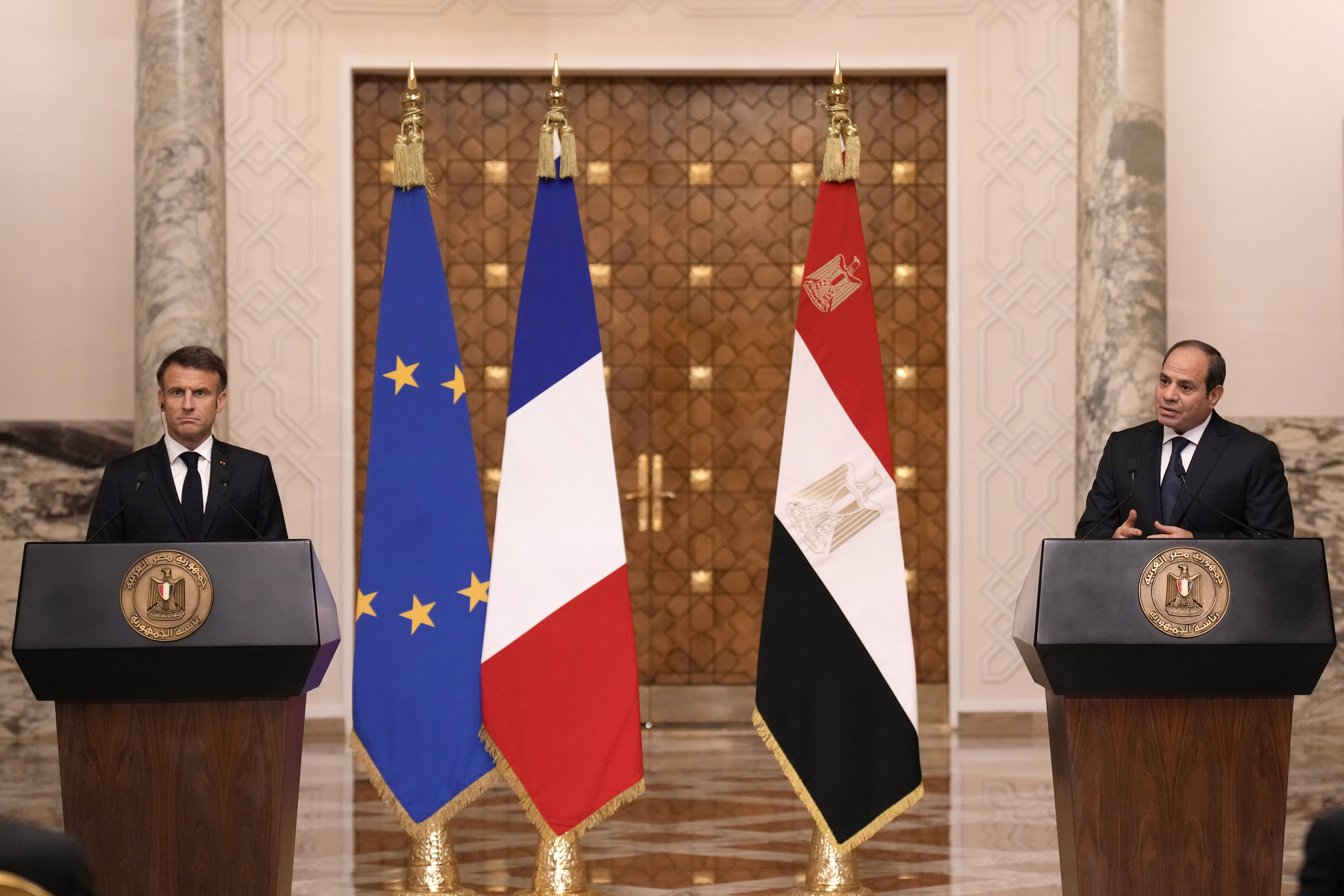 A gauche, le président français Emmanuel Macron, et à droite, le président égyptien Abdel Fattah al-Sissi. — © Christophe Ena / keystone-sda.ch