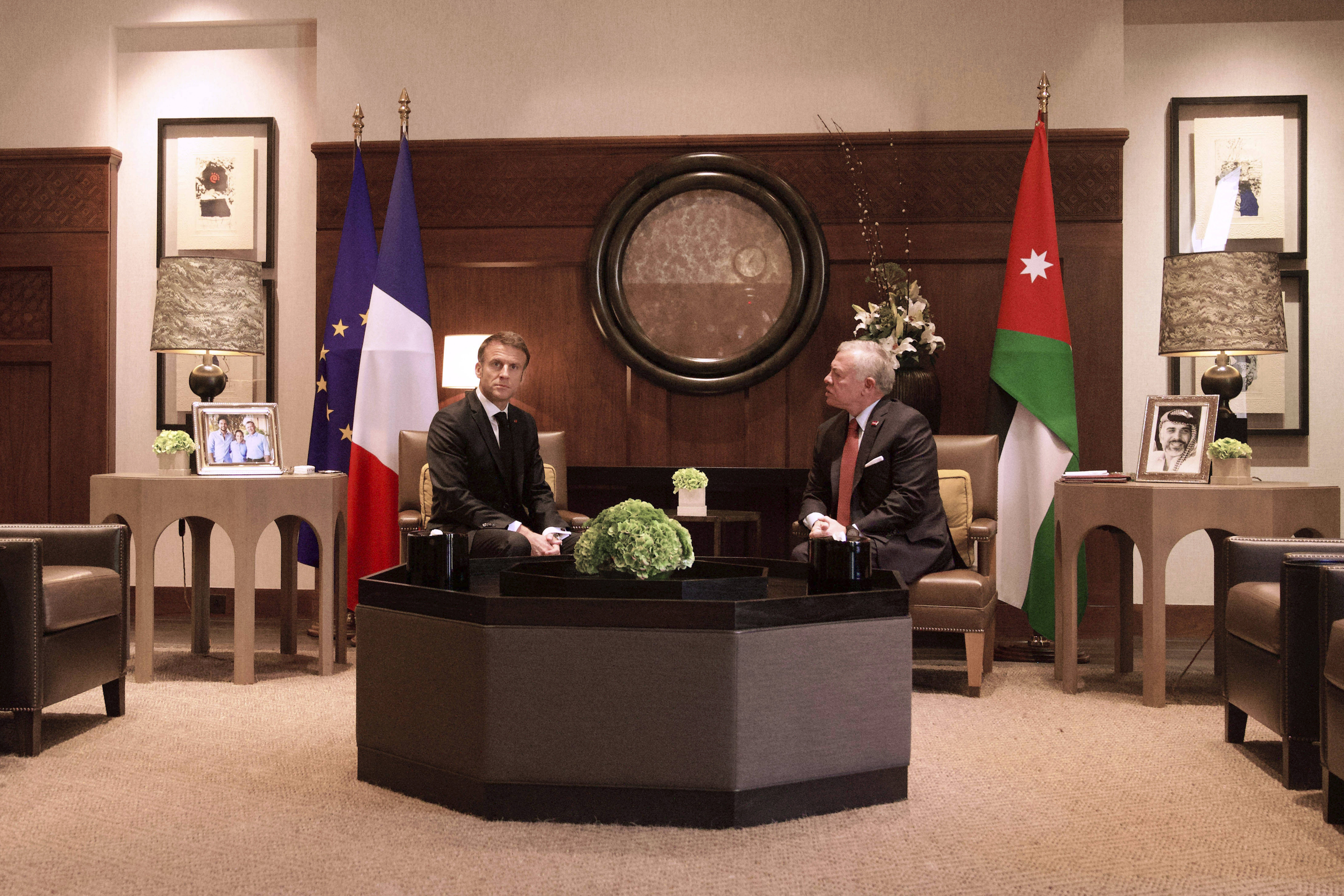Le président français Emmanuel Macron rencontre le roi Abdallah II de Jordanie, mercredi 25 octobre. — © Nicolas Messyasz / keystone-sda.ch