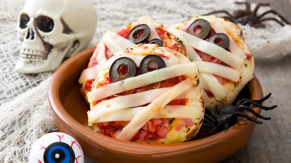 Cheese pizza with eyes