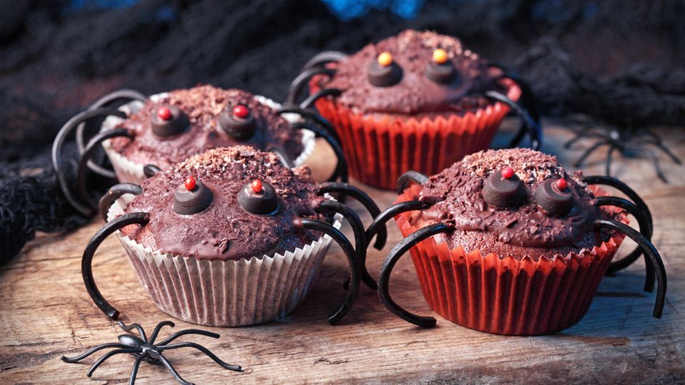 Cupcakes with spider legs