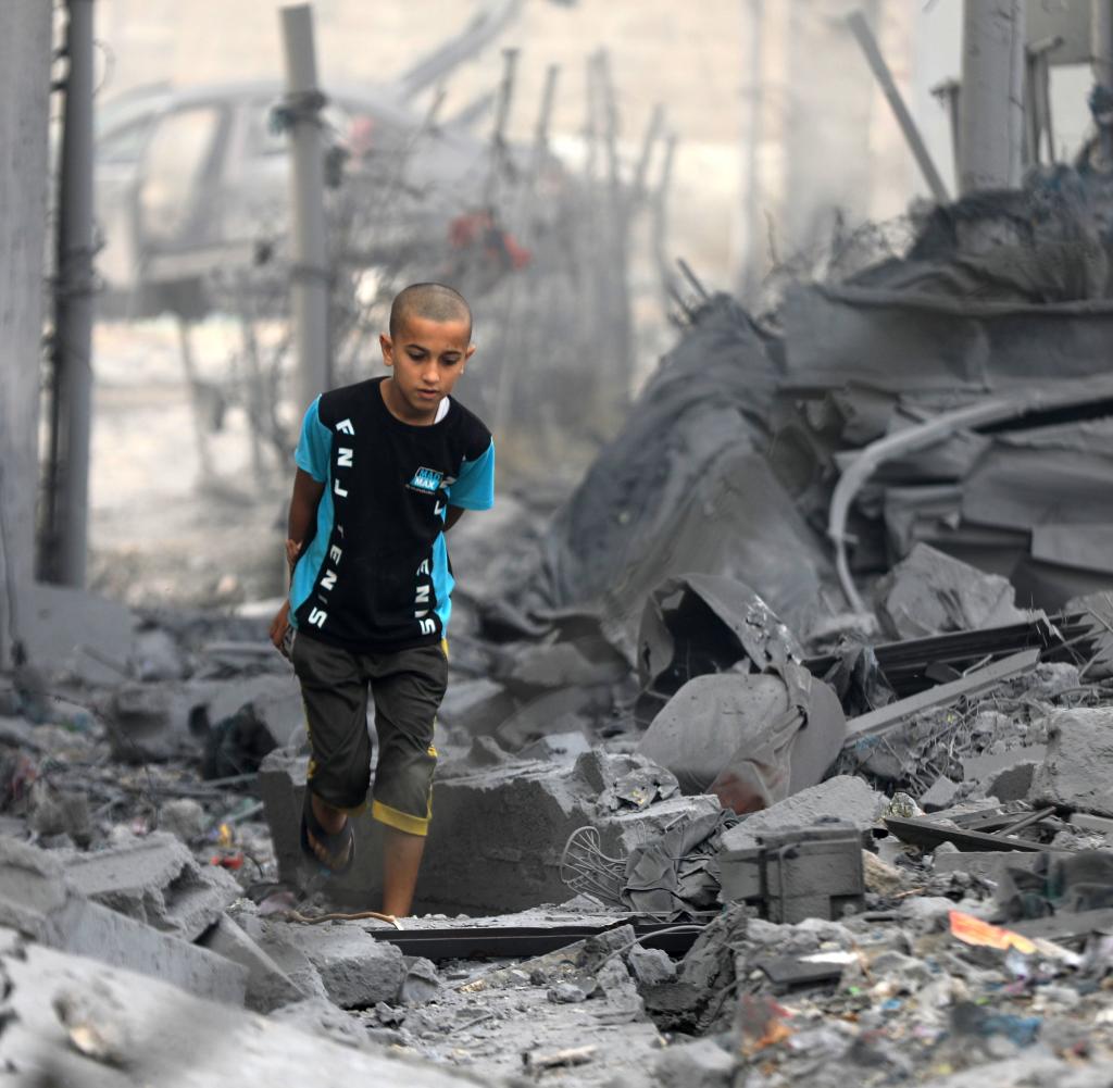 Chan Junis: Ein palästinensischer Junge geht durch die Trümmer zerstörter Gebäude