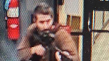 Attacke in Lewiston: Mit dem Foto aus einer Überwachungskamera sucht die Polizei nach dem mutmaßlichen Täter.