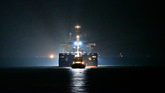 The cargo ship "Polesia" is pulled to the quay of the Seebäderbrücke in Cuxhaven by two tugs at night.  © NEWS5 