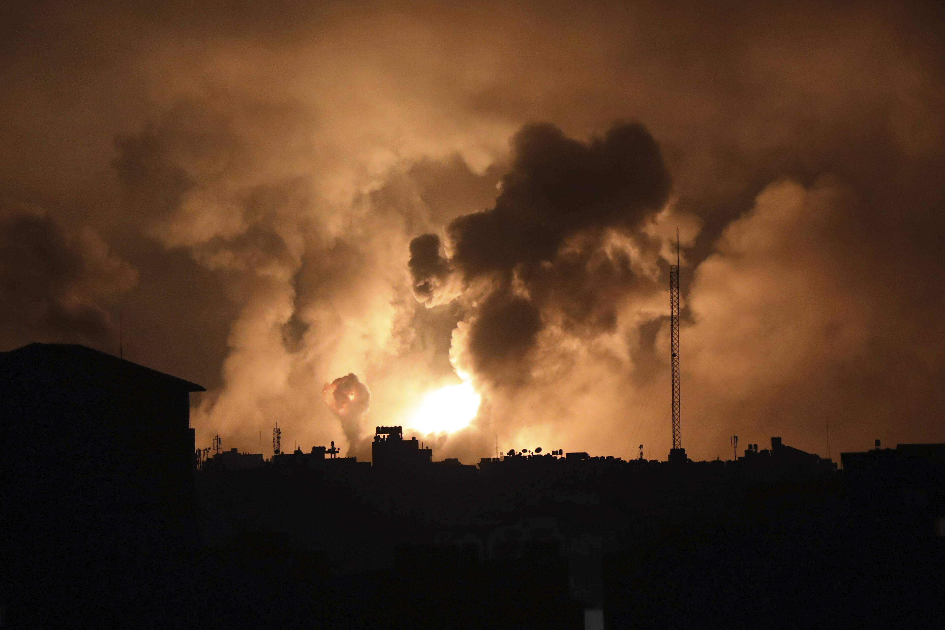 Explosions causées par des frappes aériennes israéliennes dans le nord de la bande de Gaza, vendredi 27 octobre 2023. (AP Photo/Abed Khaled) — © Abed Khaled / keystone-sda.ch