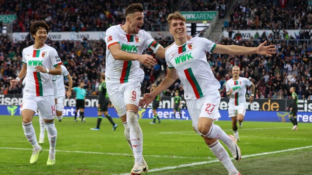 Bundesliga: Let the FCA celebrate: Substitute Arne Engels (right) first prepared Augsburg's equalizer and then scored himself for the 3-2 victory.