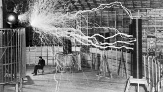 Das Labor in Colorado Springs - die Blitze sind durch Langzeitbelichtung entstanden als Tesla nicht im Raum war. (Bild: frei lizenziert)