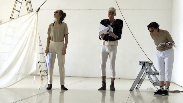Theater project for Panzerwiese: Maj-Britt Klenke, Dita Scholl and Noemi Clerc (from left) interpret the text on stage in their very different ways.