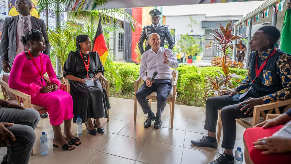 Chancellor Olaf Scholz (SPD) visits the German-Nigerian Center for Jobs, Migration and Reintegration in Lagos