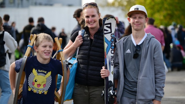 The Alpine Club's Alpine flea market: Daniela Kowitz with her sons Theo (left) and Hannes (right) were successful - they discovered new ski boots, new skis and a sporty toboggan.