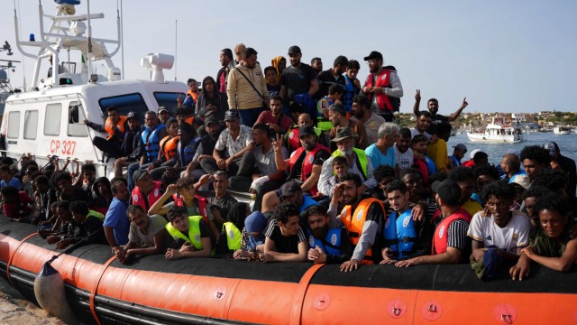 Before the summit with the Chancellor: Migrants in the port of the Italian island of Lampedusa in September.