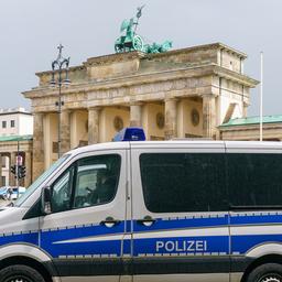 Symbolic image: Police vehicle in front of the Brandenburg Gate in Berlin.  (Source: dpa/sulupress)