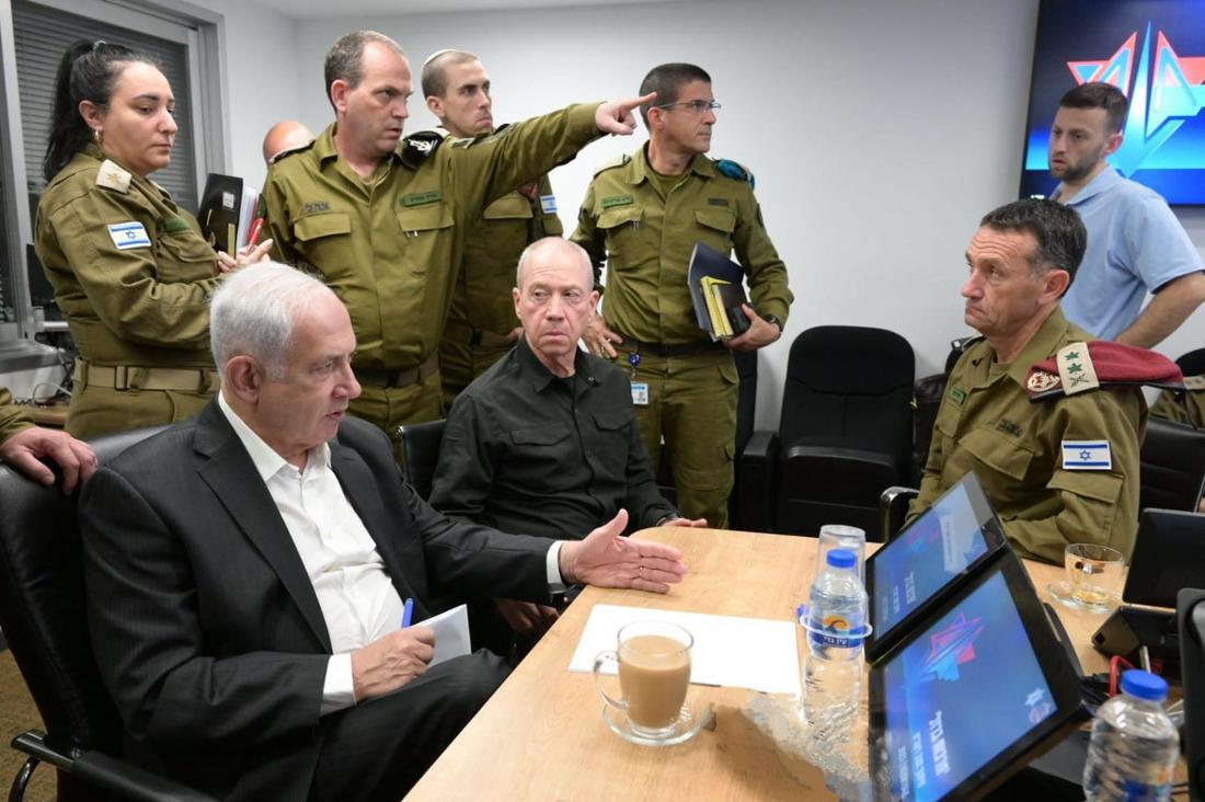 Vergeltung im Israel-Krieg rückt näher: Ministerpräsident Benjamin Netanjahu plant mit seinen Militärs die Bodenoffensive.