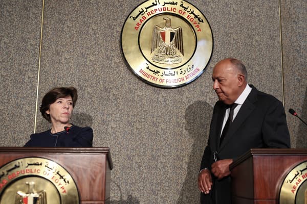 La ministre française des Affaires étrangères, Catherine Colonna, tient une conférence de presse conjointe avec son homologue égyptien Sameh Choukri, au Caire, le 16 octobre 2023
