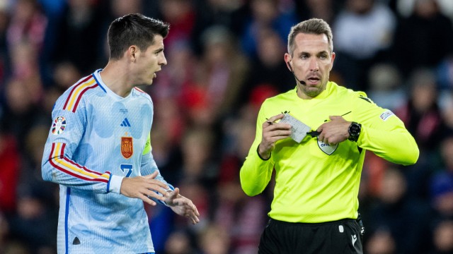 Norway's impending exit from the European Championship: In focus: the German referee Tobias Stieler, who is here explaining to Álvaro Morata (left) why his goal doesn't count.