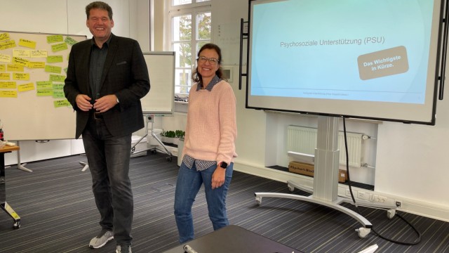 Psychosocial support in clinics: The seminar leaders Peter Zehntner and Barbara Zimatschek are familiar with everyday clinical life: He is an emergency paramedic, she is an anesthetist and emergency doctor.