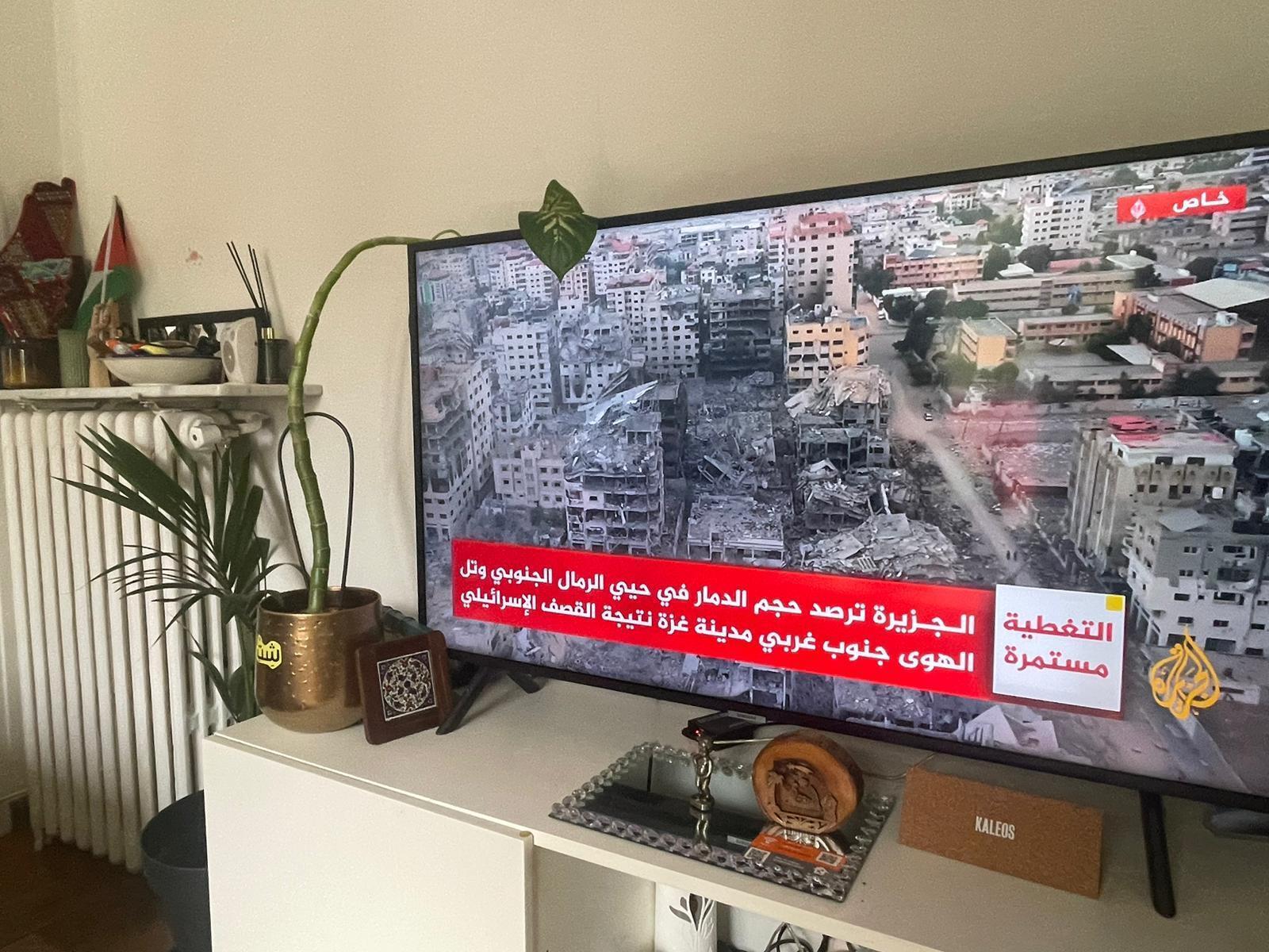 Yasser voit à la télévision les images de son quartier de Tell al-Hawa (ville de Gaza) en ruines, le 17 octobre 2023.