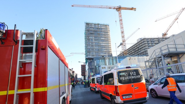 Hamburg: Fire brigade emergency vehicles stand in front of a scaffolded high-rise building in Hafencity.