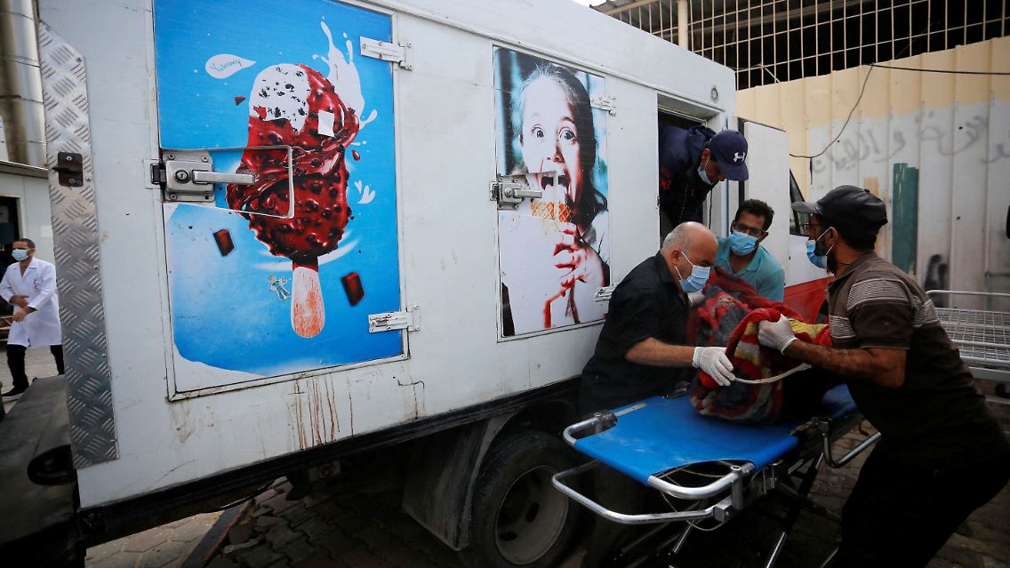 Aus der Not heraus werden einige Leichen in Gaza in Eis-Lastern verfrachtet.
