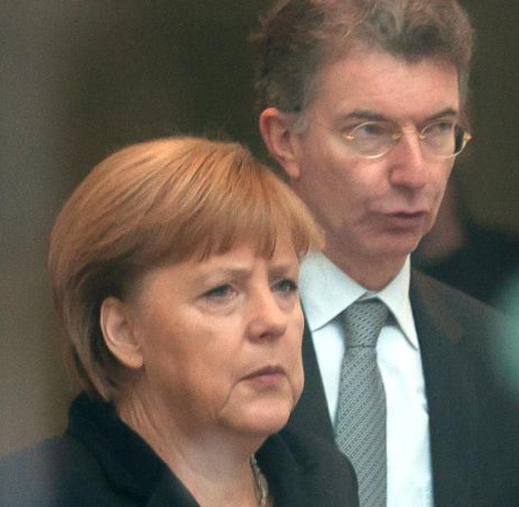 Berlin, 6. Dezember 2012: Kanzlerin Angela Merkel und ihr außenpolitischer Berater Christoph Heusgen (beide CDU) vor einem Treffen mit Israels Regierungschef