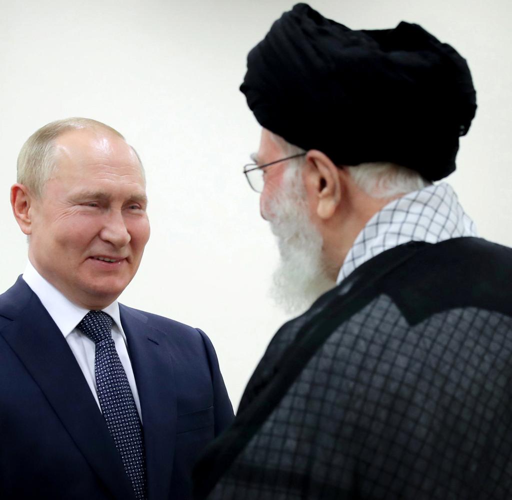 Last year, Putin traveled to Tehran and spoke with Iran's head of state Ali Khamenei (r.)