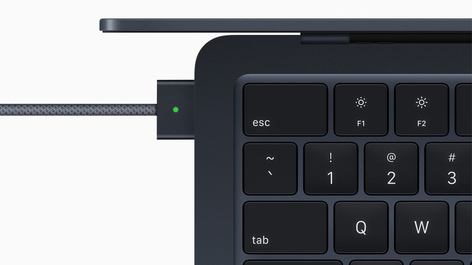 Apple MacBook Air M2 vs. M1: The MagSafe connector is in the MacBook Air M2.