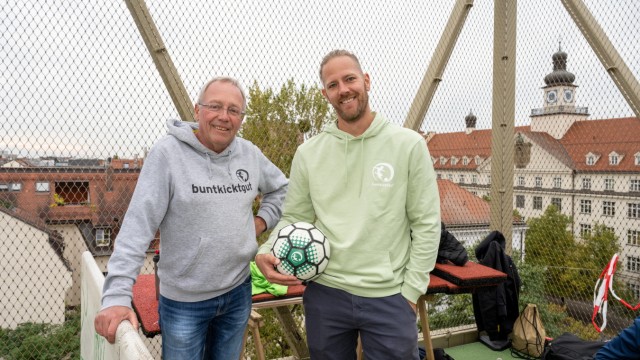 Bellevue di Monaco: Matthias Groeneveld (right) coordinates the occupancy of the pitch and is the deputy head of "Colorful kicks well".  Rüdiger Heid is the founder and partner of the initiative.