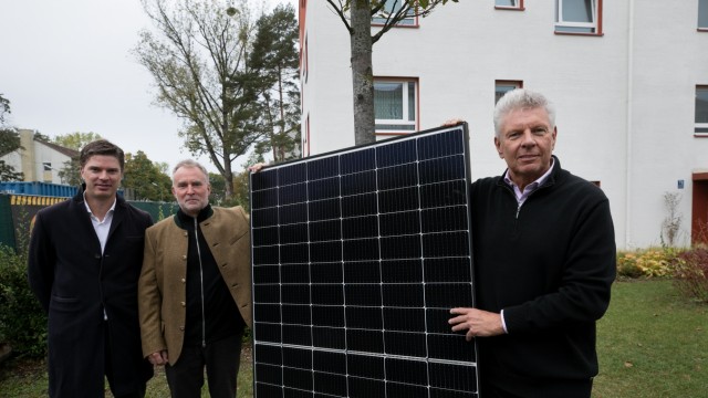 Energy supply: Mayor Dieter Reiter (right) visits the first large-scale photovoltaic project by GWG and Stadtwerke München