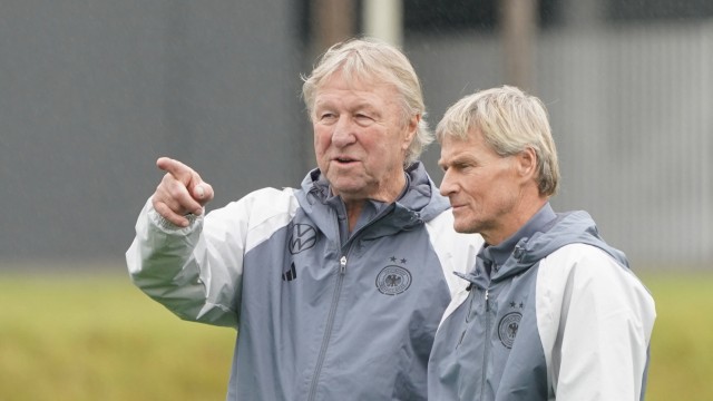 National coach Voss-Tecklenburg: Under the interim national coach Horst Hrubesch (left) and assistant coach Thomas Nörenberg, the spirits of the national team have apparently improved.